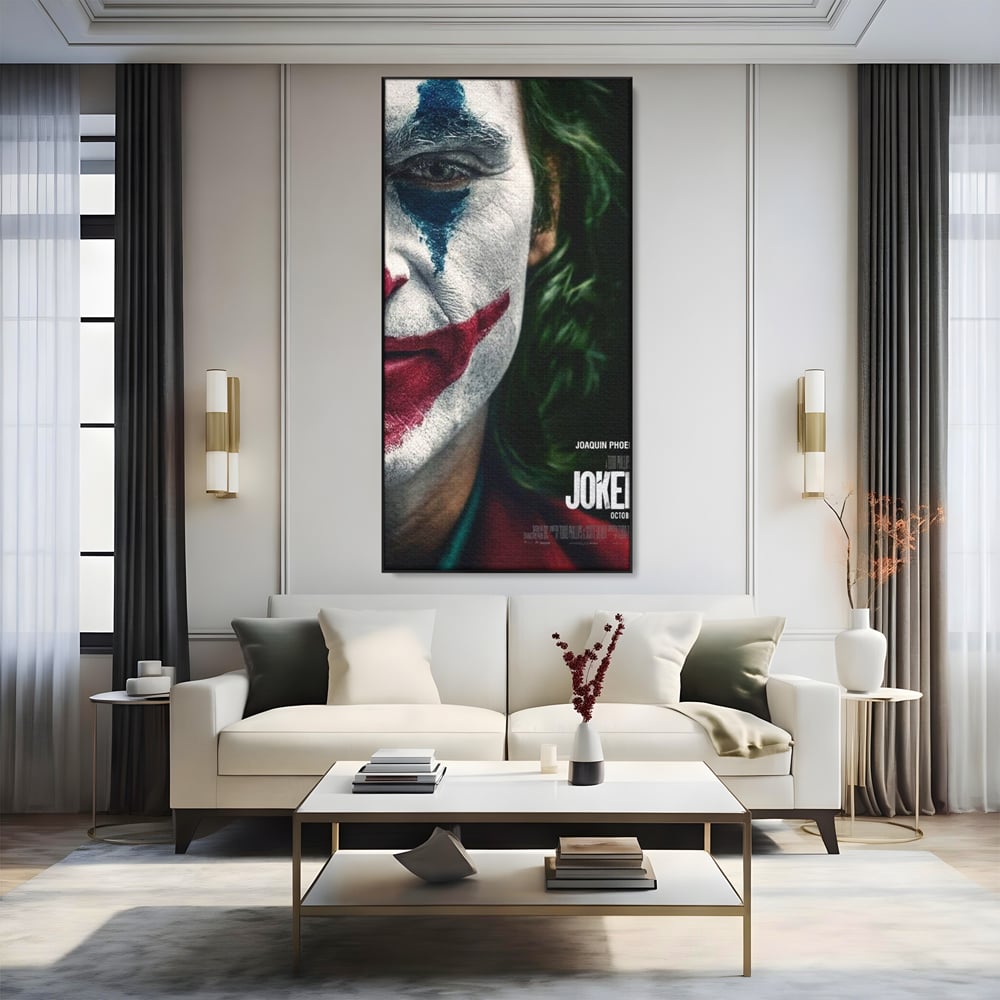Tablou canvas cu portret close-up cu joker pe canvas, in rama de aluminiu negru, pe perete intr-un living