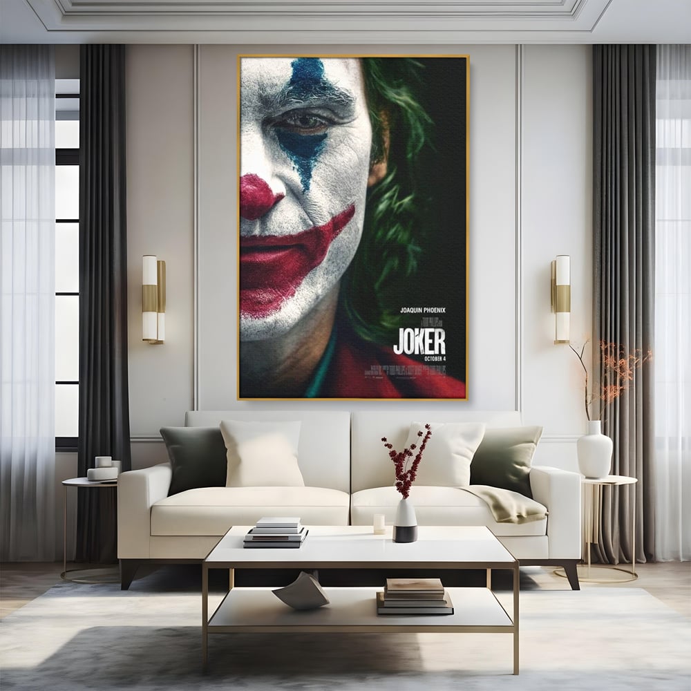 Tablou canvas cu portret close-up cu joker pe canvas, in rama de aluminiu auriu, pe perete intr-un living