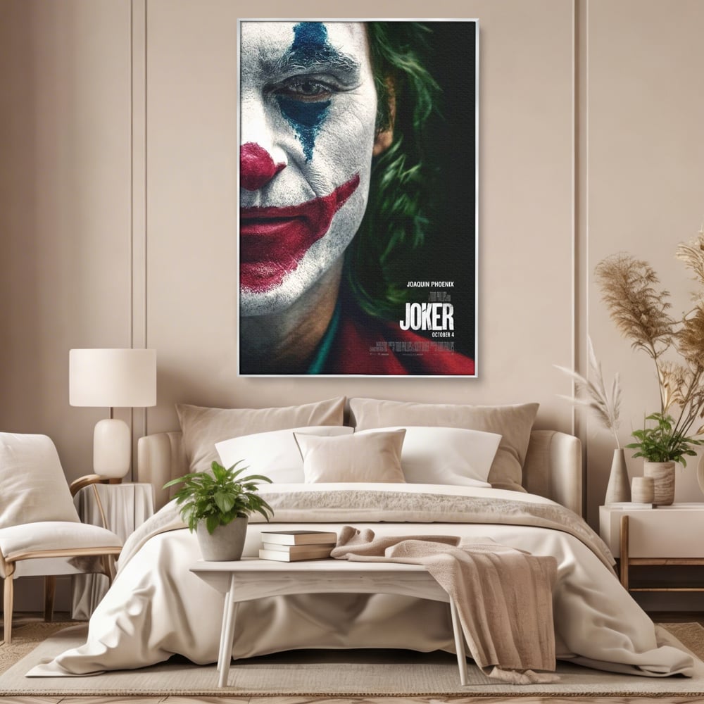 Tablou canvas cu portret close-up cu joker pe canvas, in rama de aluminiu argintiu, pe perete intr-un dormitor