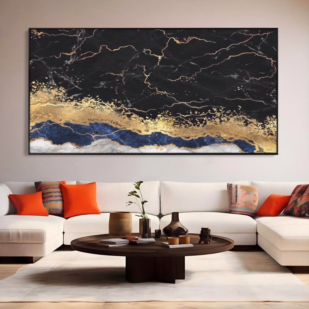 Tablou canvas cu tablou abstract cu marmura si auriu, in rama de aluminiu negru, pe perete intr-un living