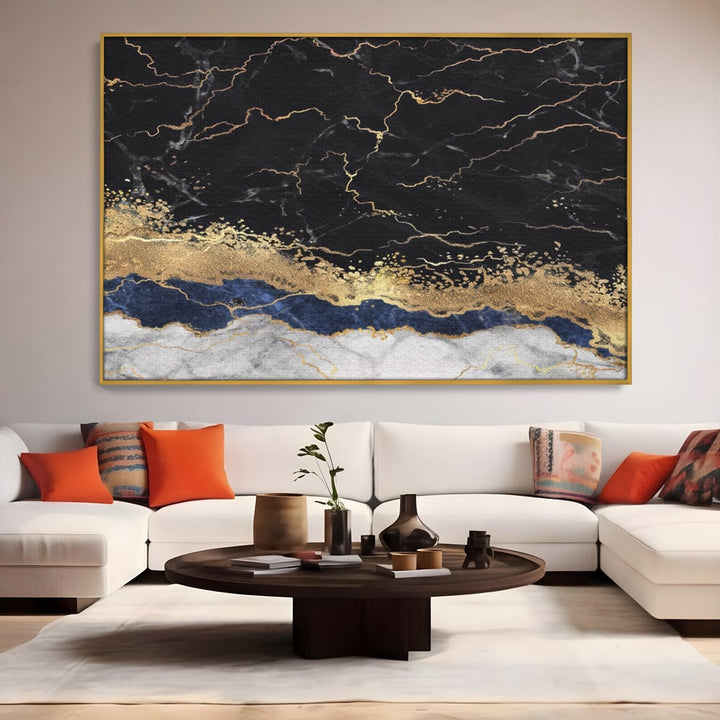 Tablou canvas cu tablou abstract cu marmura si auriu, in rama de aluminiu auriu, pe perete intr-un living