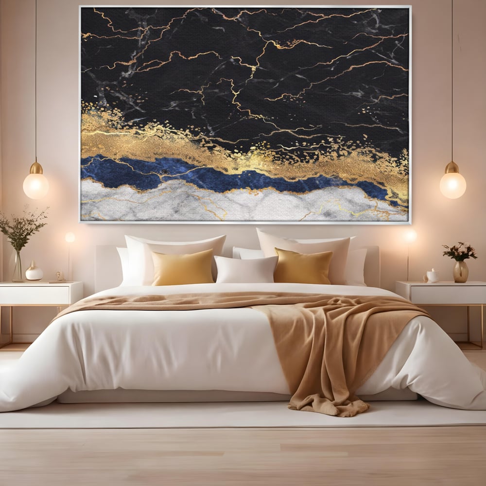 Tablou canvas cu tablou abstract cu marmura si auriu, in rama de aluminiu argintiu, pe perete intr-un dormitor