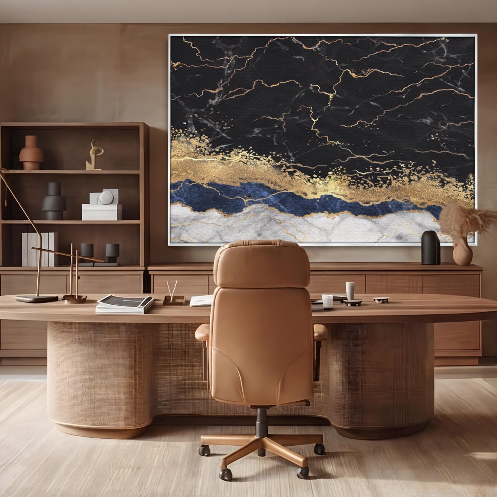 Tablou canvas cu tablou abstract cu marmura si auriu, in rama de aluminiu argintiu, pe perete intr-un birou