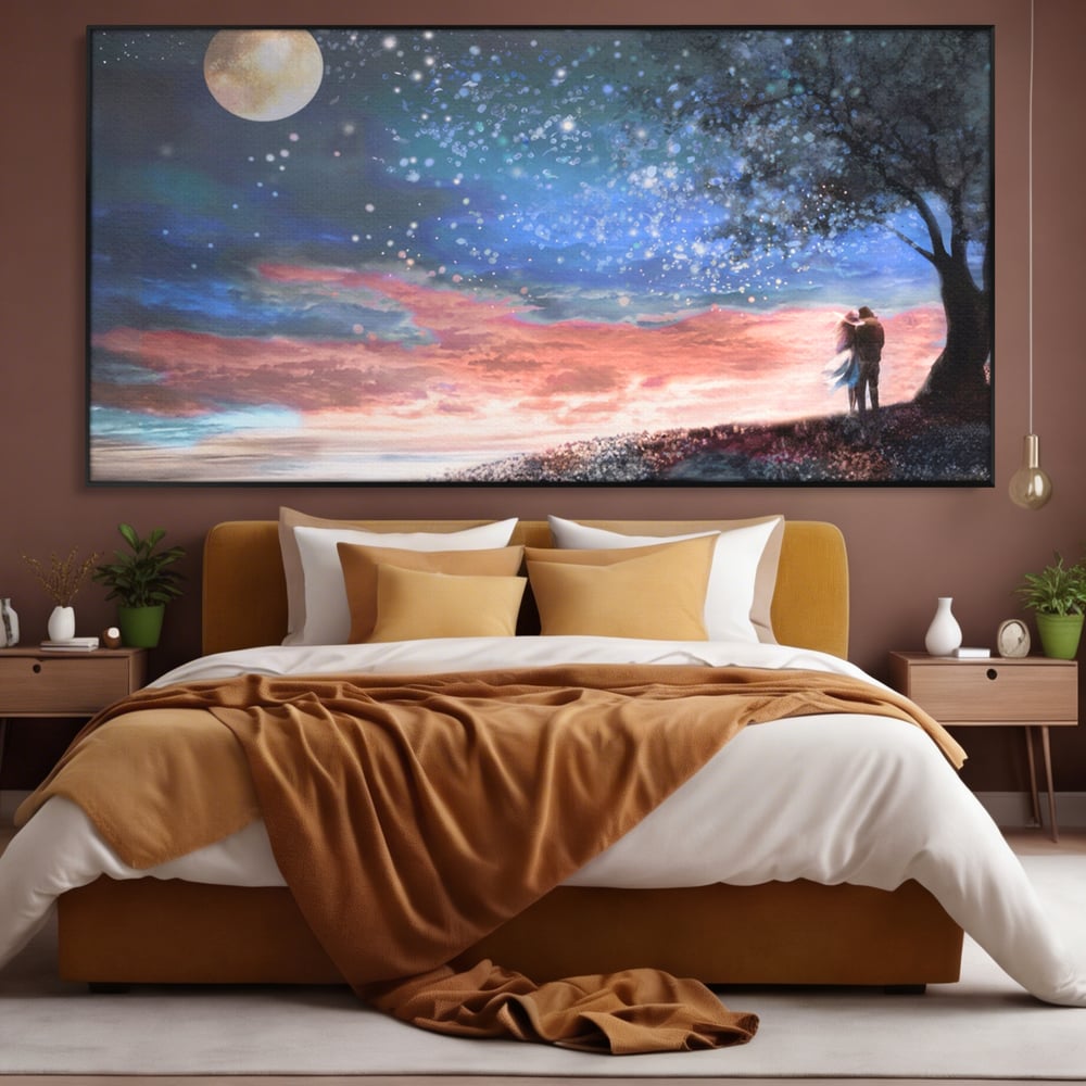 Tablou canvas cu ilustratie cuplu sub cer instelat, in rama de aluminiu negru, pe perete intr-un dormitor