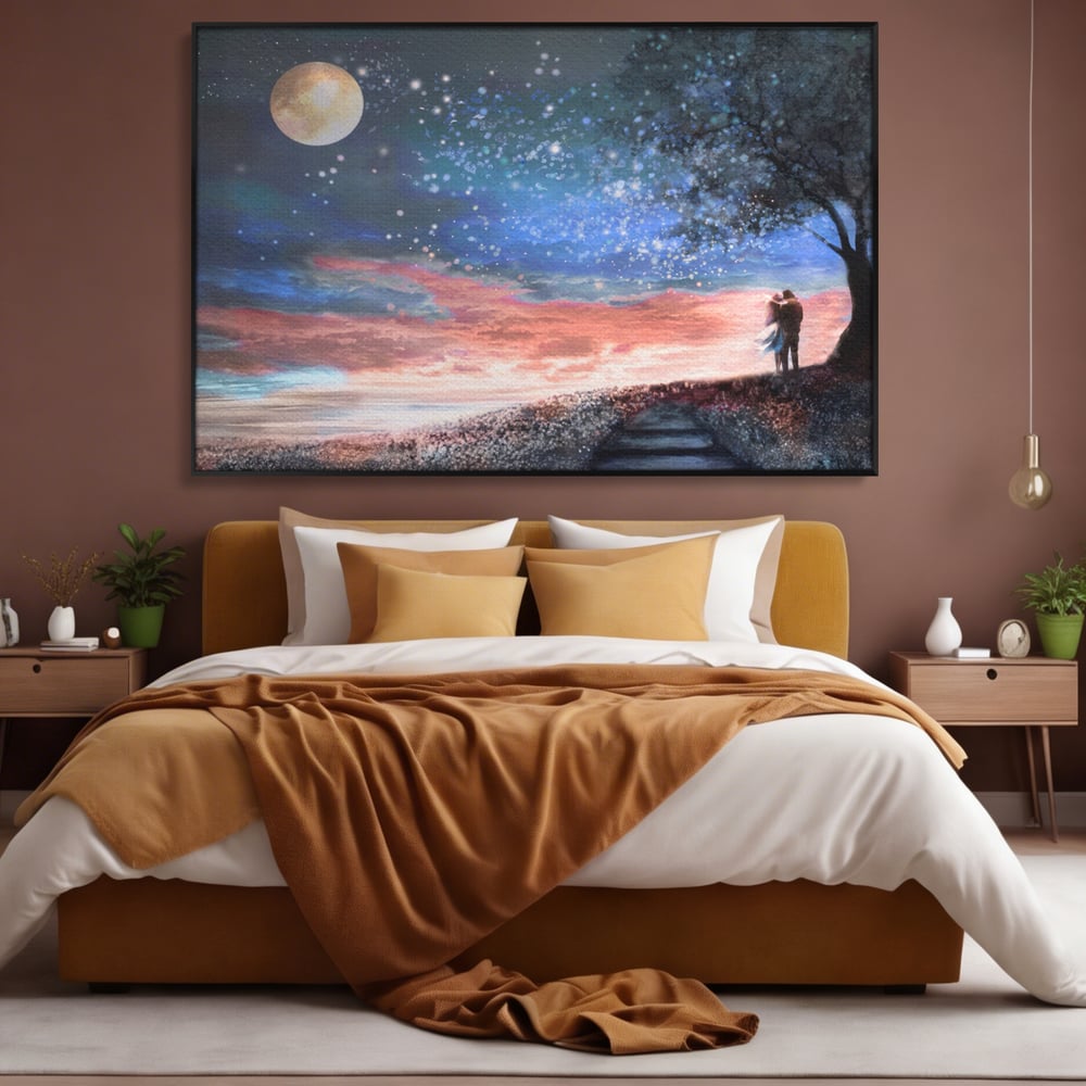 Tablou canvas cu ilustratie cuplu sub cer instelat, in rama de aluminiu negru, pe perete intr-un dormitor