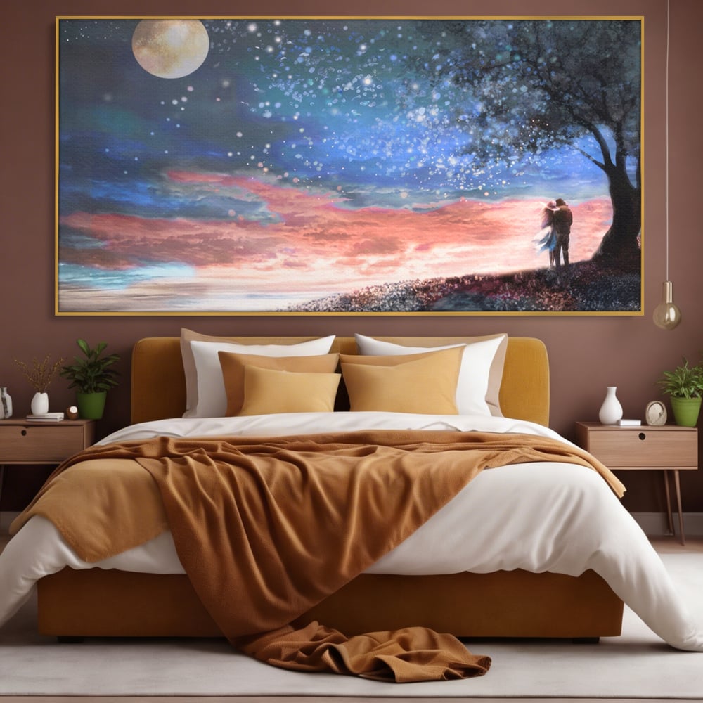 Tablou canvas cu ilustratie cuplu sub cer instelat, in rama de aluminiu auriu, pe perete intr-un dormitor