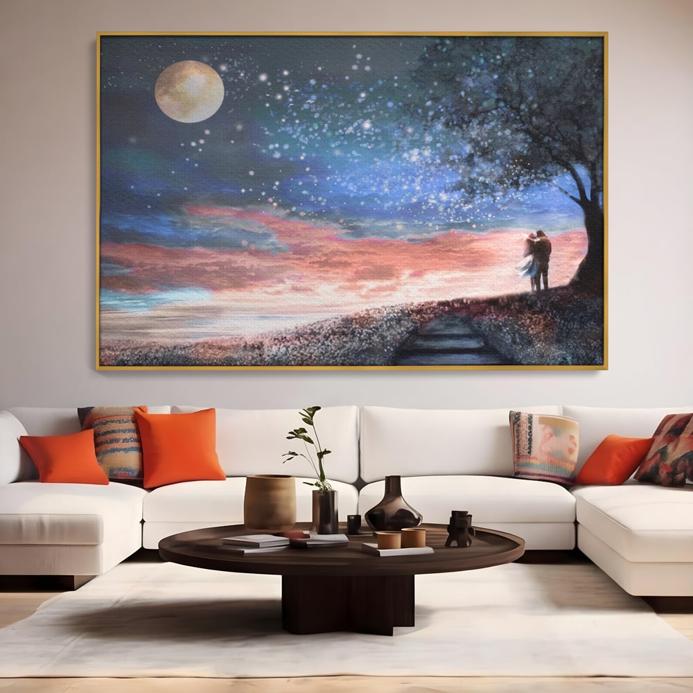Tablou canvas cu ilustratie cuplu sub cer instelat, in rama de aluminiu auriu, pe perete intr-un living