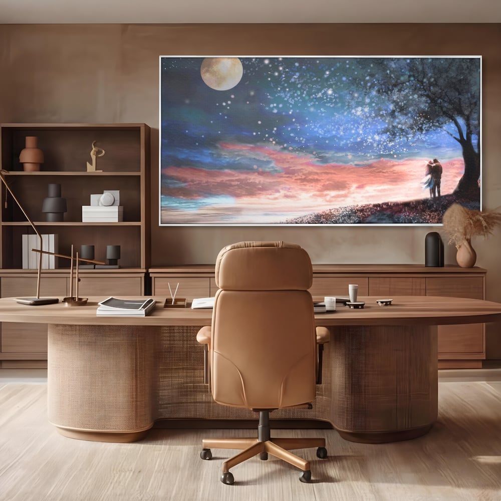 Tablou canvas cu ilustratie cuplu sub cer instelat, in rama de aluminiu argintiu, pe perete intr-un birou
