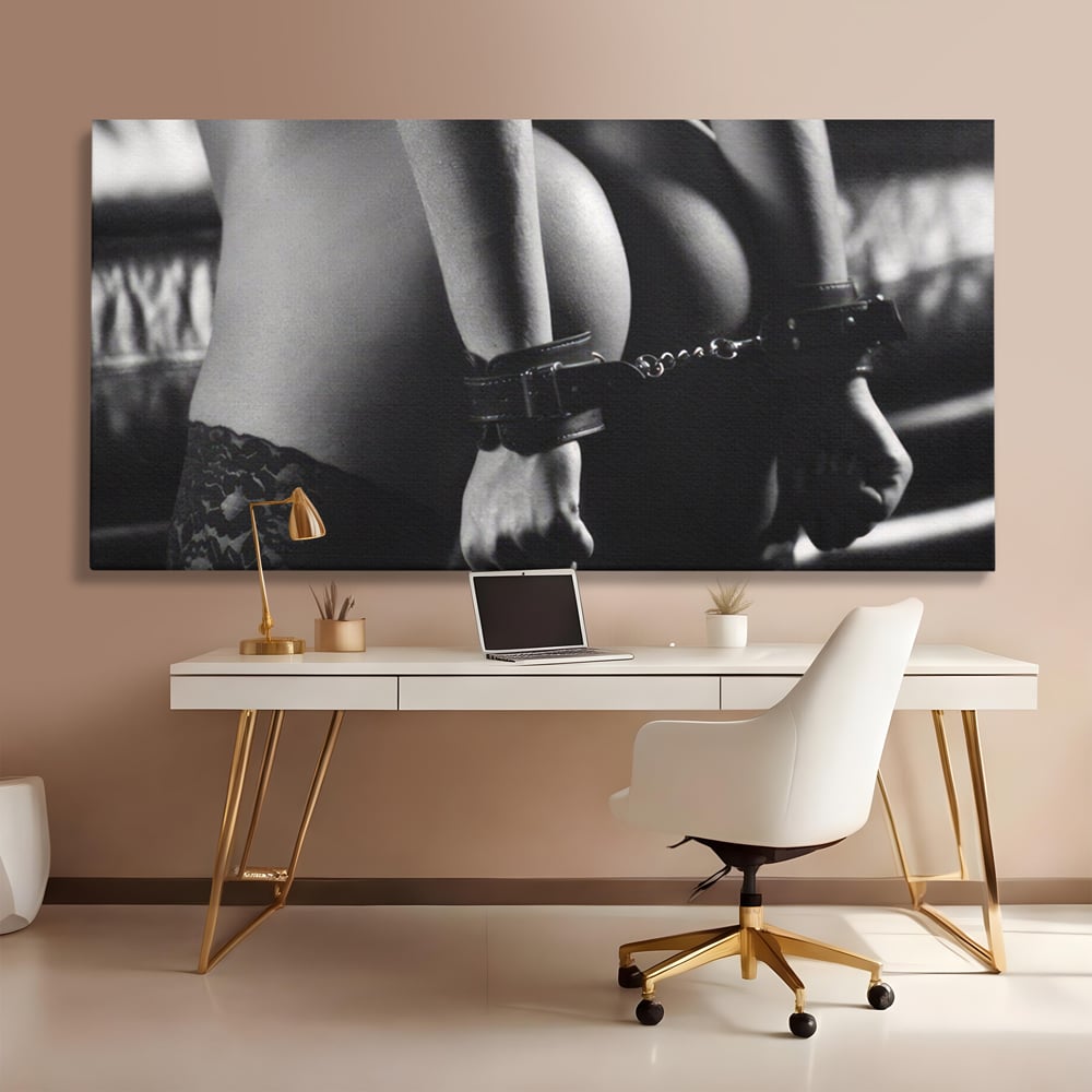 Tablou canvas cu tablou canvas cu trup nud si catuse, fara rama, pe sasiu de lemn, pe perete intr-un birou