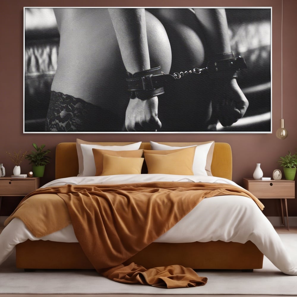 Tablou canvas cu tablou canvas cu trup nud si catuse, in rama de aluminiu argintiu, pe perete intr-un dormitor
