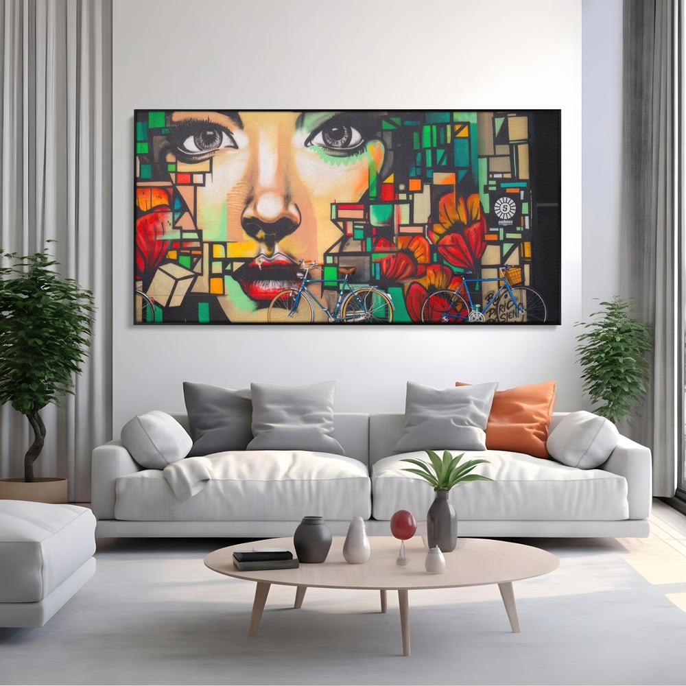 Tablou canvas cu tablou canvas cu graffiti si biciclete, in rama de aluminiu negru, pe perete intr-un living
