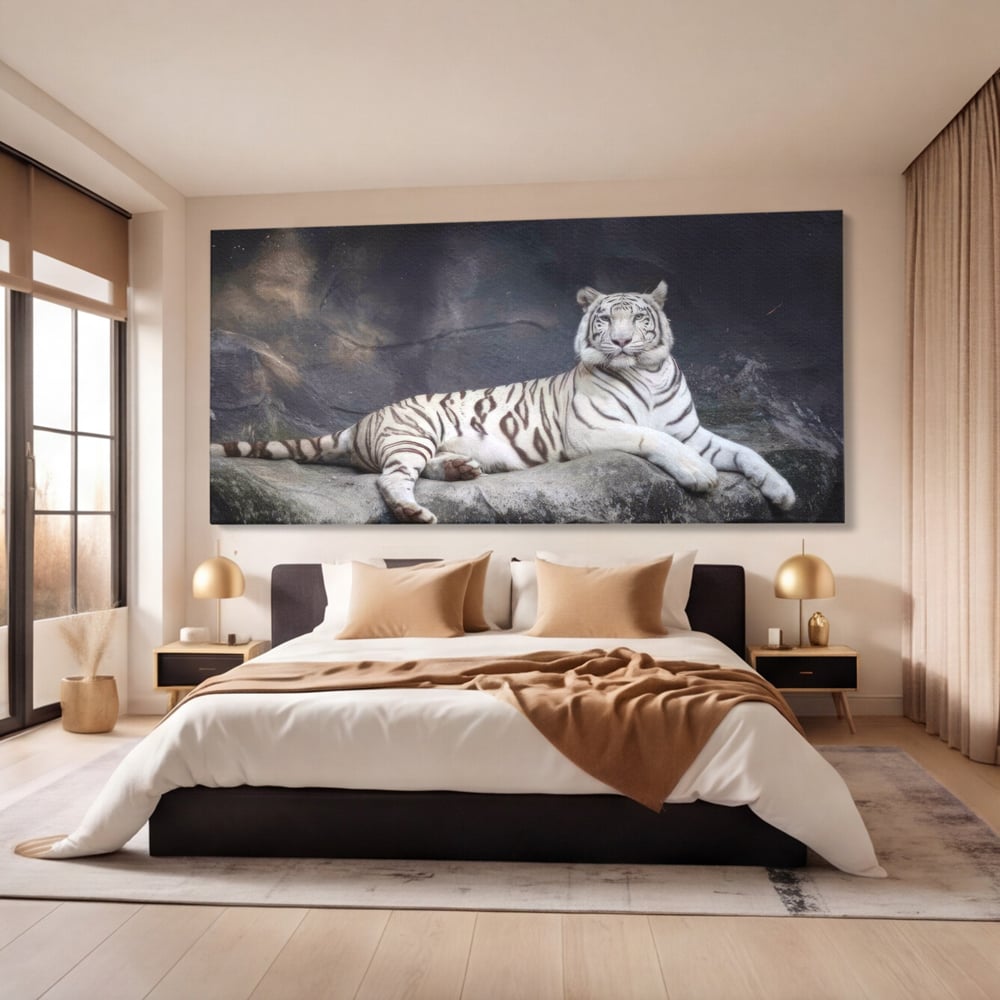 Tablou canvas cu tablou canvas cu tigru alb pe stanca, fara rama, pe sasiu de lemn, pe perete intr-un dormitor