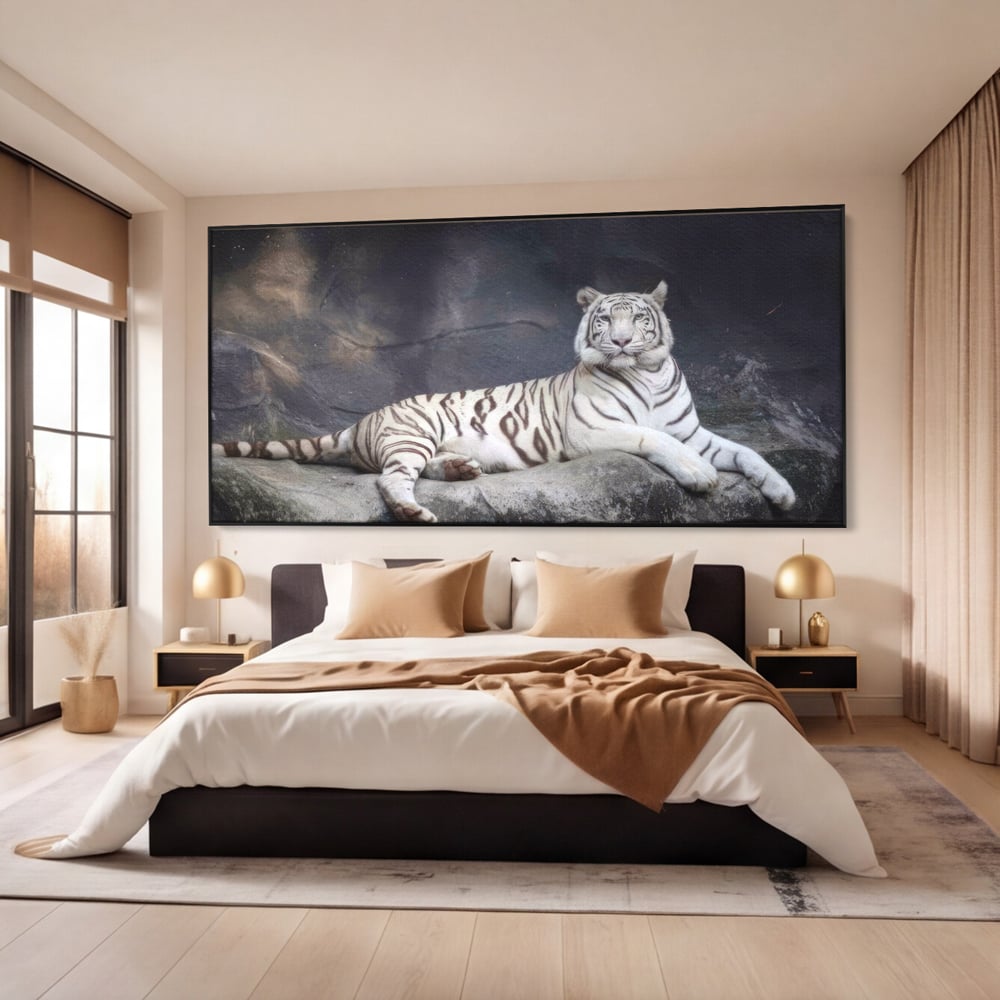Tablou canvas cu tablou canvas cu tigru alb pe stanca, in rama de aluminiu negru, pe perete intr-un dormitor