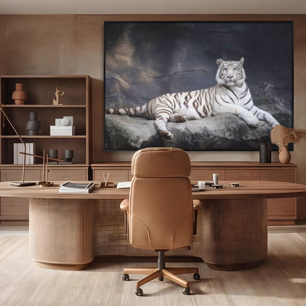 Tablou canvas cu tablou canvas cu tigru alb pe stanca, in rama de aluminiu negru, pe perete intr-un birou