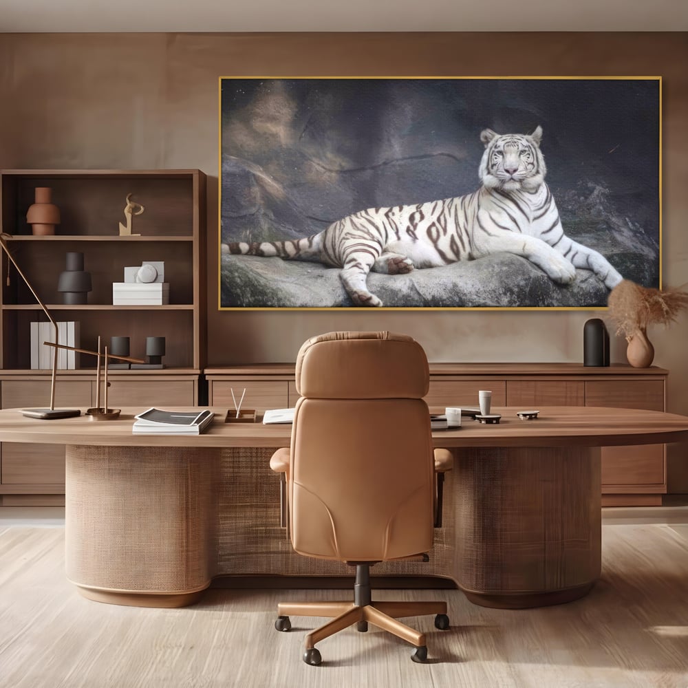 Tablou canvas cu tablou canvas cu tigru alb pe stanca, in rama de aluminiu auriu, pe perete intr-un birou