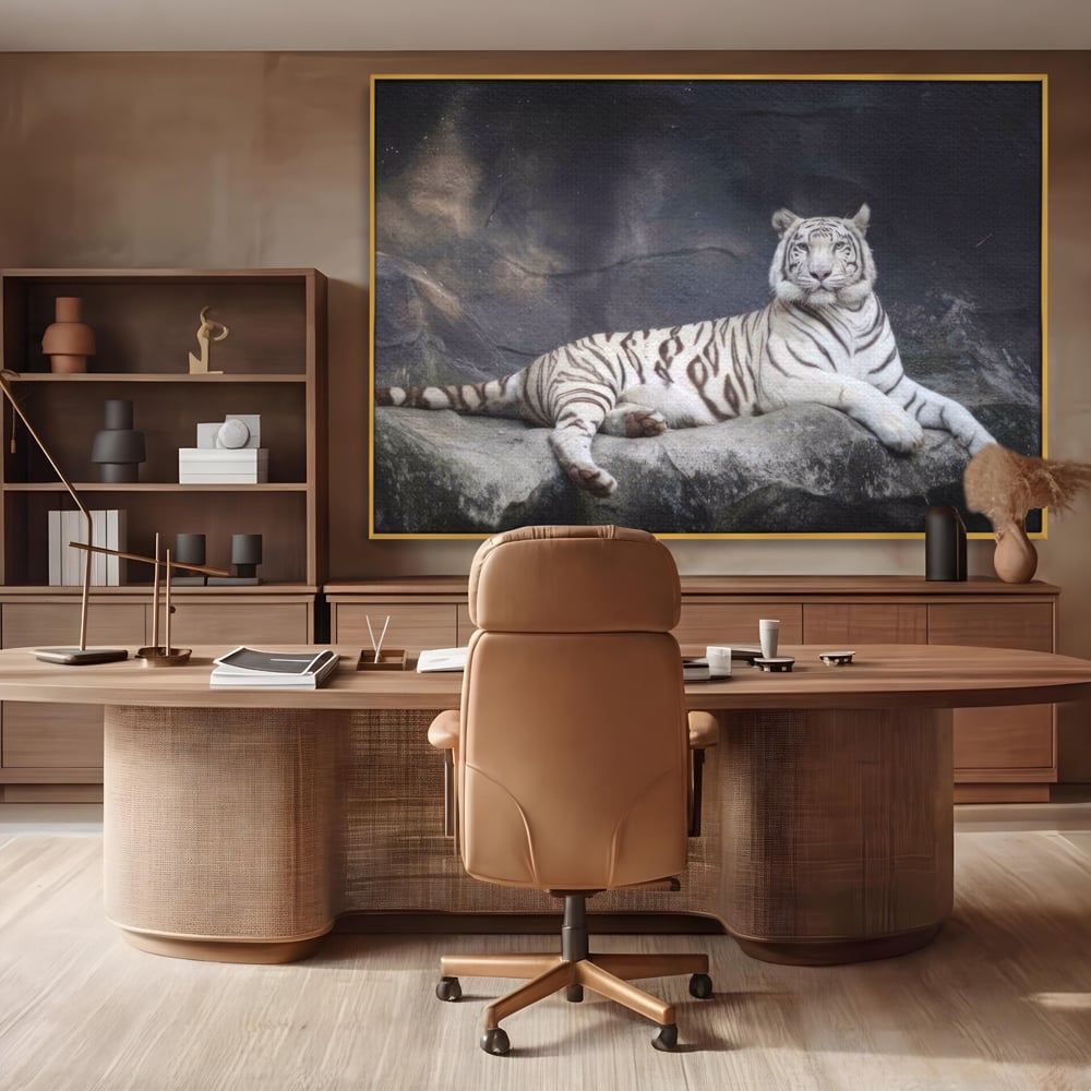 Tablou canvas cu tablou canvas cu tigru alb pe stanca, in rama de aluminiu auriu, pe perete intr-un birou