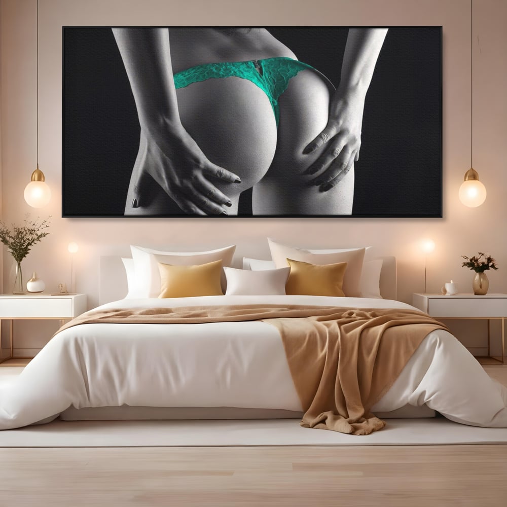 Tablou canvas cu tablou canvas cu silueta senzuala, in rama de aluminiu negru, pe perete intr-un dormitor