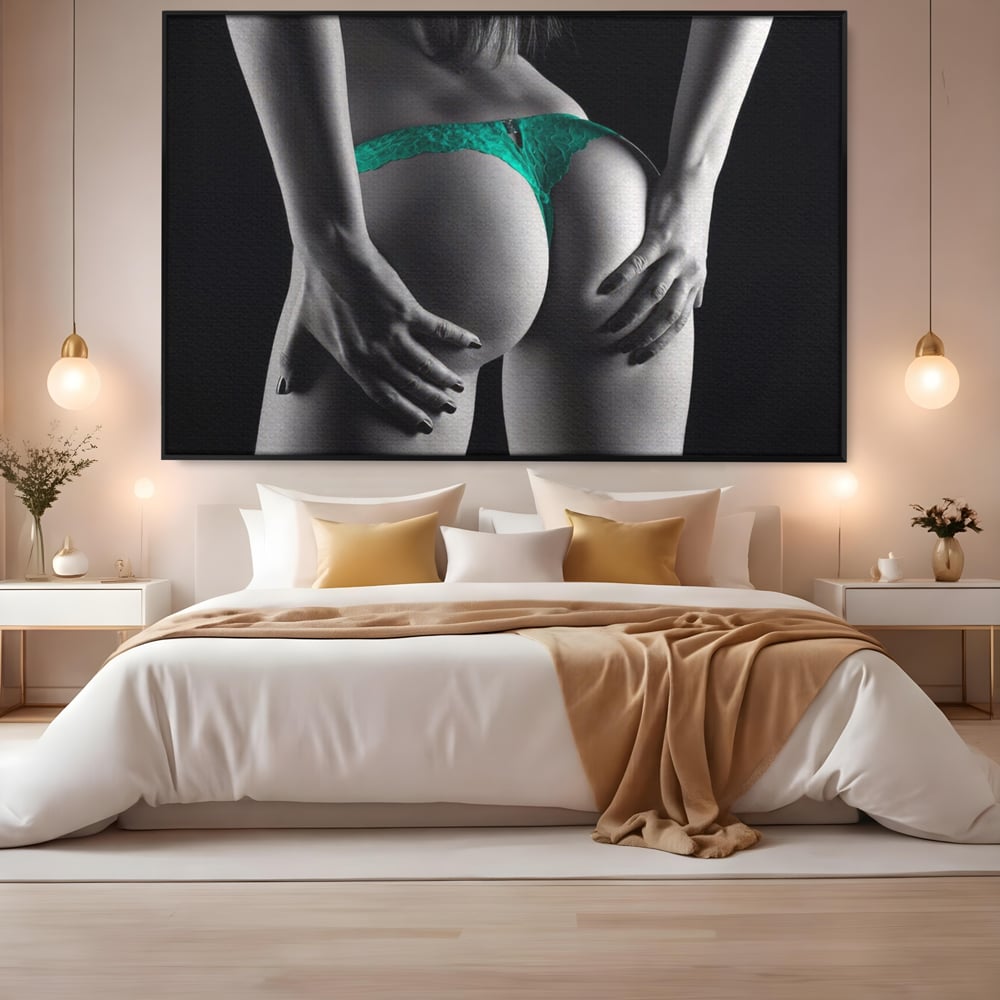 Tablou canvas cu tablou canvas cu silueta senzuala, in rama de aluminiu negru, pe perete intr-un dormitor