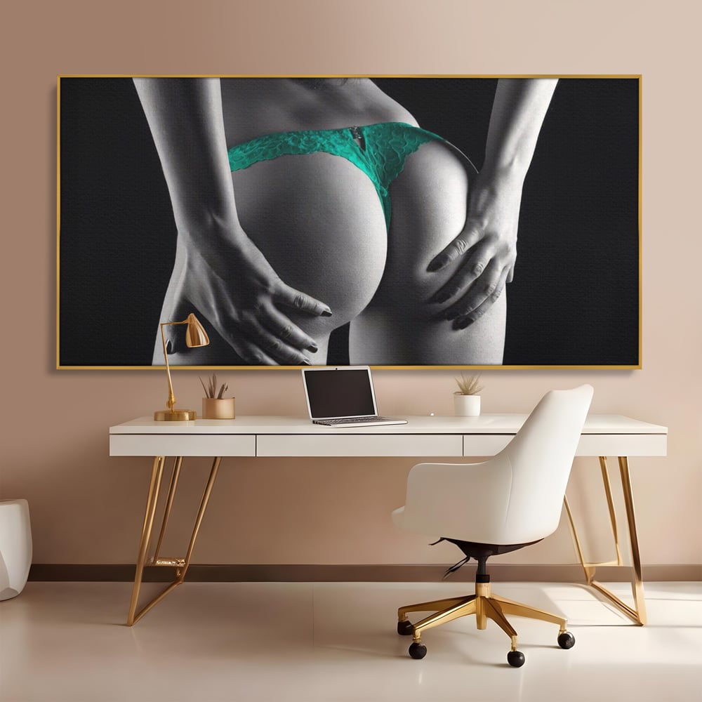 Tablou canvas cu tablou canvas cu silueta senzuala, in rama de aluminiu auriu, pe perete intr-un birou