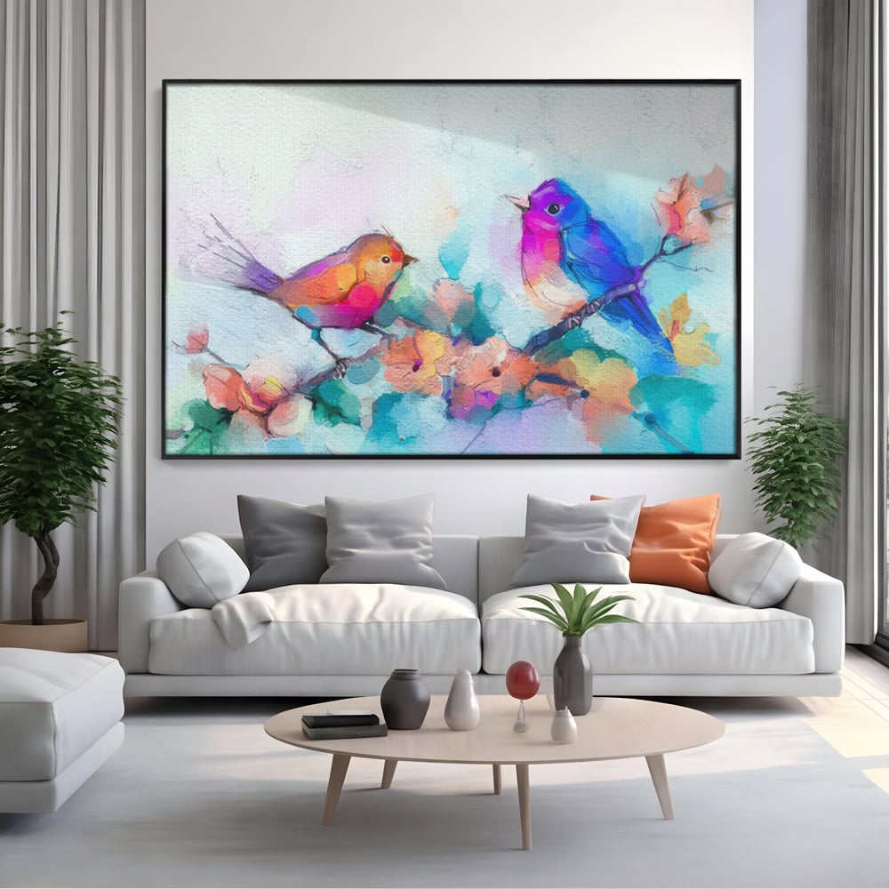 Tablou canvas cu pictura digitala cu doua pasari colorate, in rama de aluminiu negru, pe perete intr-un living