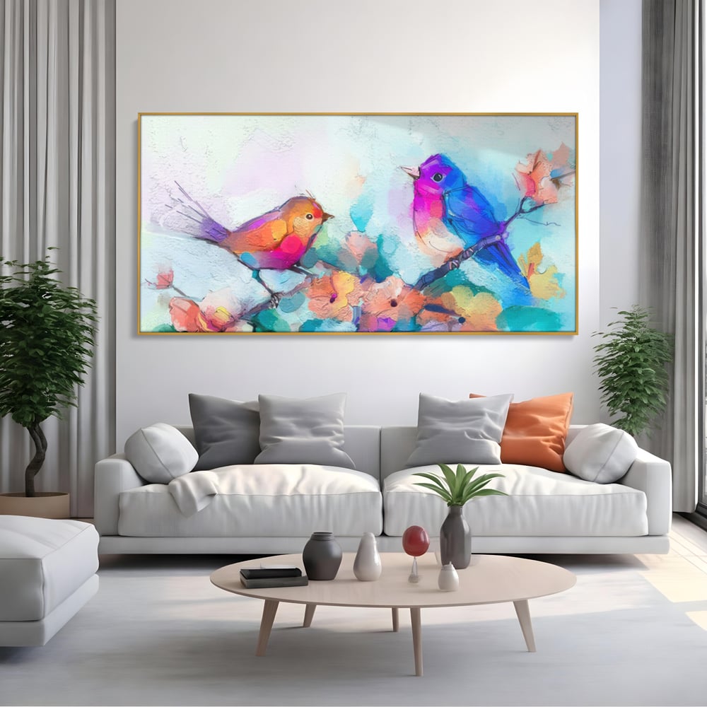 Tablou canvas cu pictura digitala cu doua pasari colorate, in rama de aluminiu auriu, pe perete intr-un living