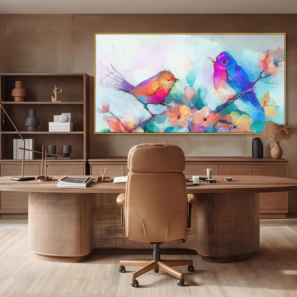 Tablou canvas cu pictura digitala cu doua pasari colorate, in rama de aluminiu auriu, pe perete intr-un birou
