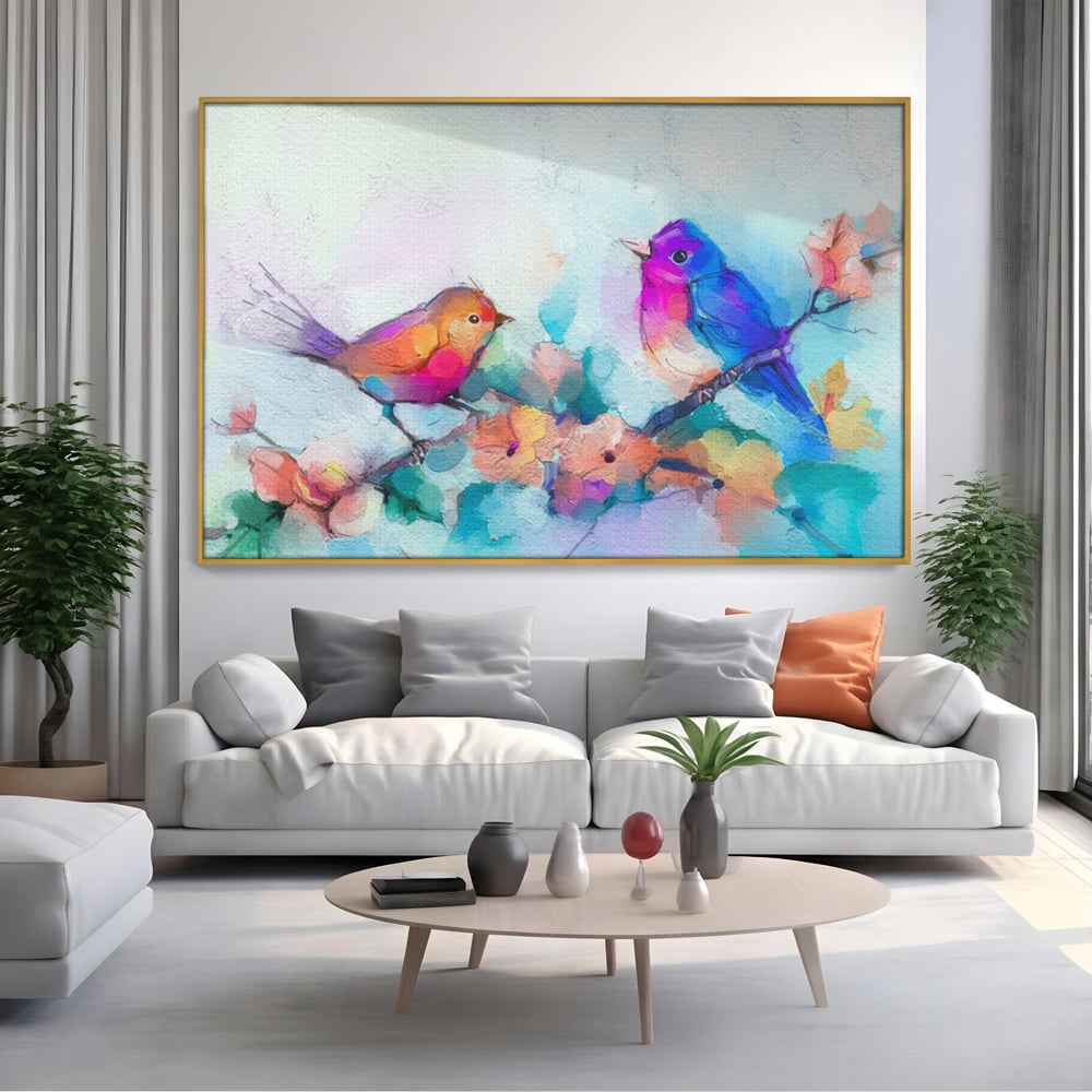 Tablou canvas cu pictura digitala cu doua pasari colorate, in rama de aluminiu auriu, pe perete intr-un living