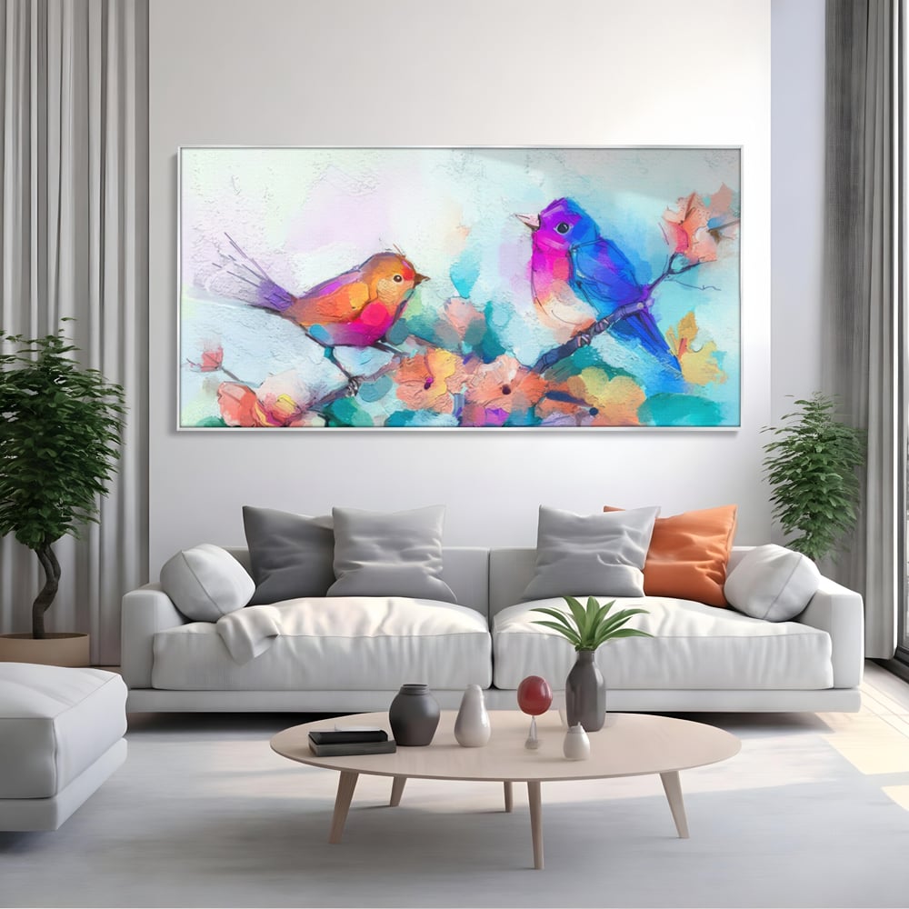 Tablou canvas cu pictura digitala cu doua pasari colorate, in rama de aluminiu argintiu, pe perete intr-un living