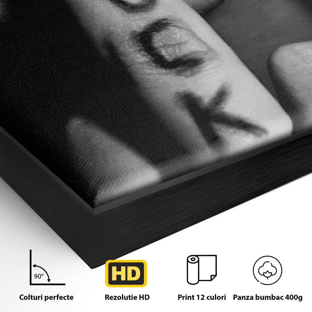 Detaliu al suprafetei: tablou canvas cu buze si deget, in rama de aluminiu negru