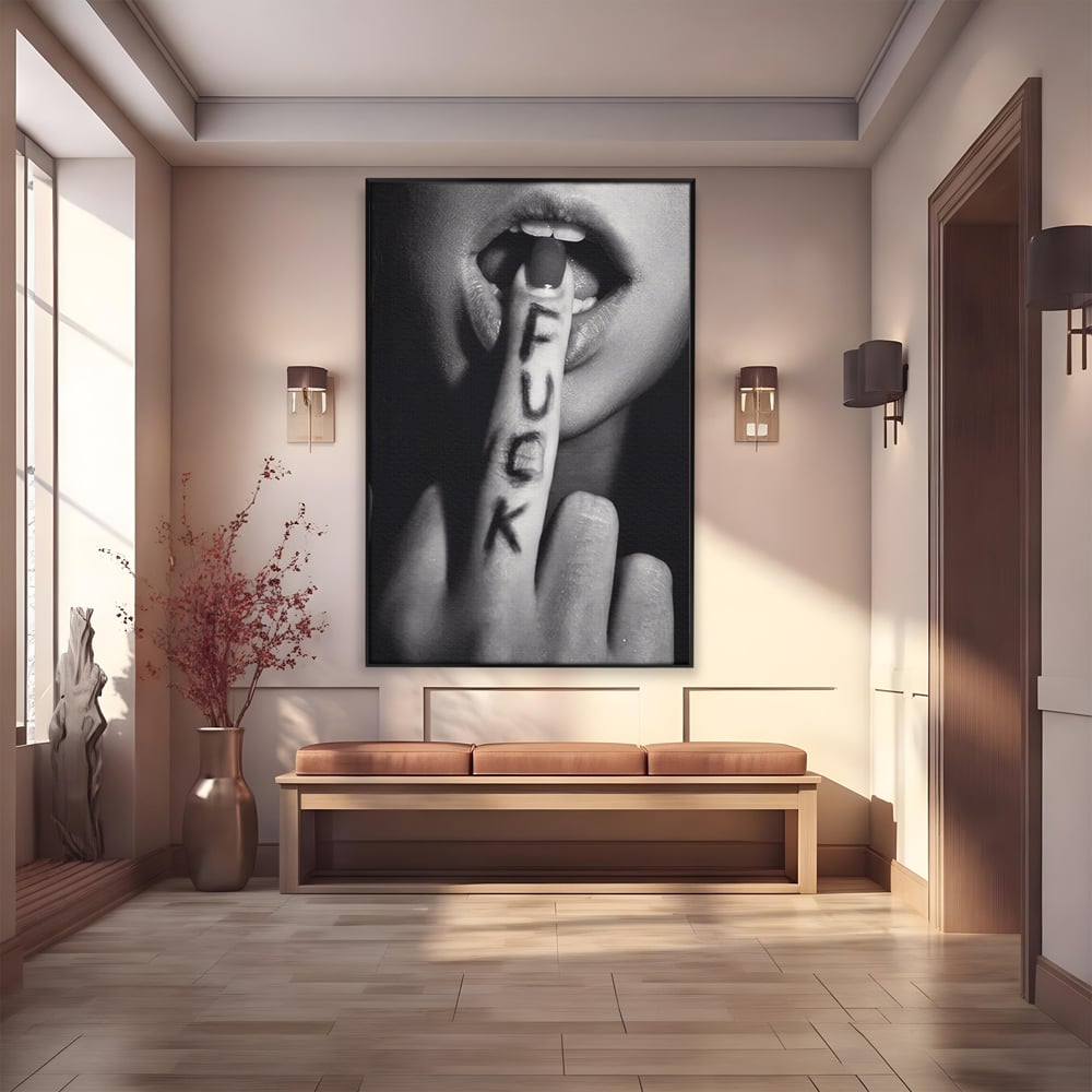 Tablou canvas cu tablou canvas cu buze si deget, in rama de aluminiu negru