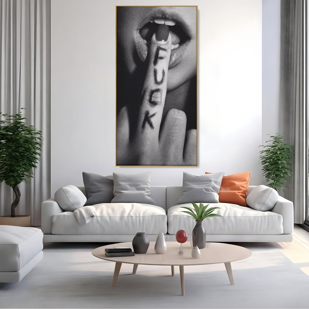 Tablou canvas cu tablou canvas cu buze si deget, in rama de aluminiu auriu, pe perete intr-un living