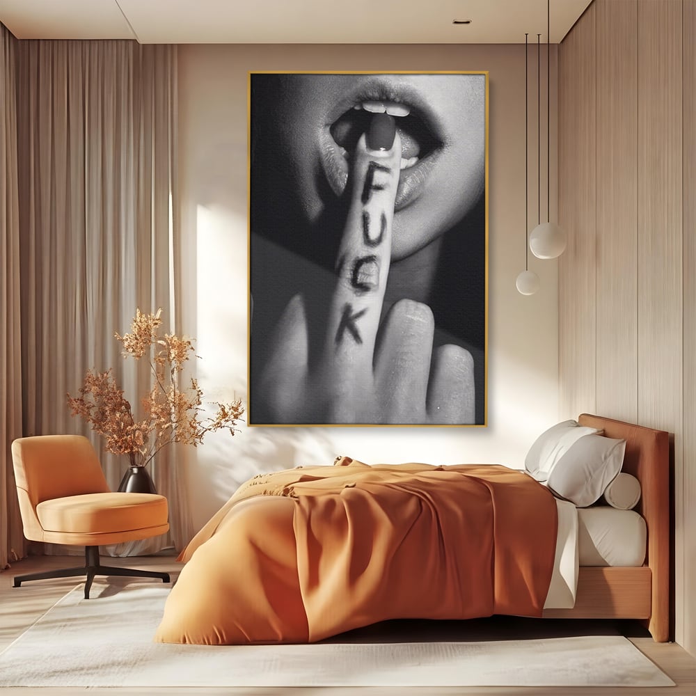 Tablou canvas cu tablou canvas cu buze si deget, in rama de aluminiu auriu, pe perete intr-un dormitor