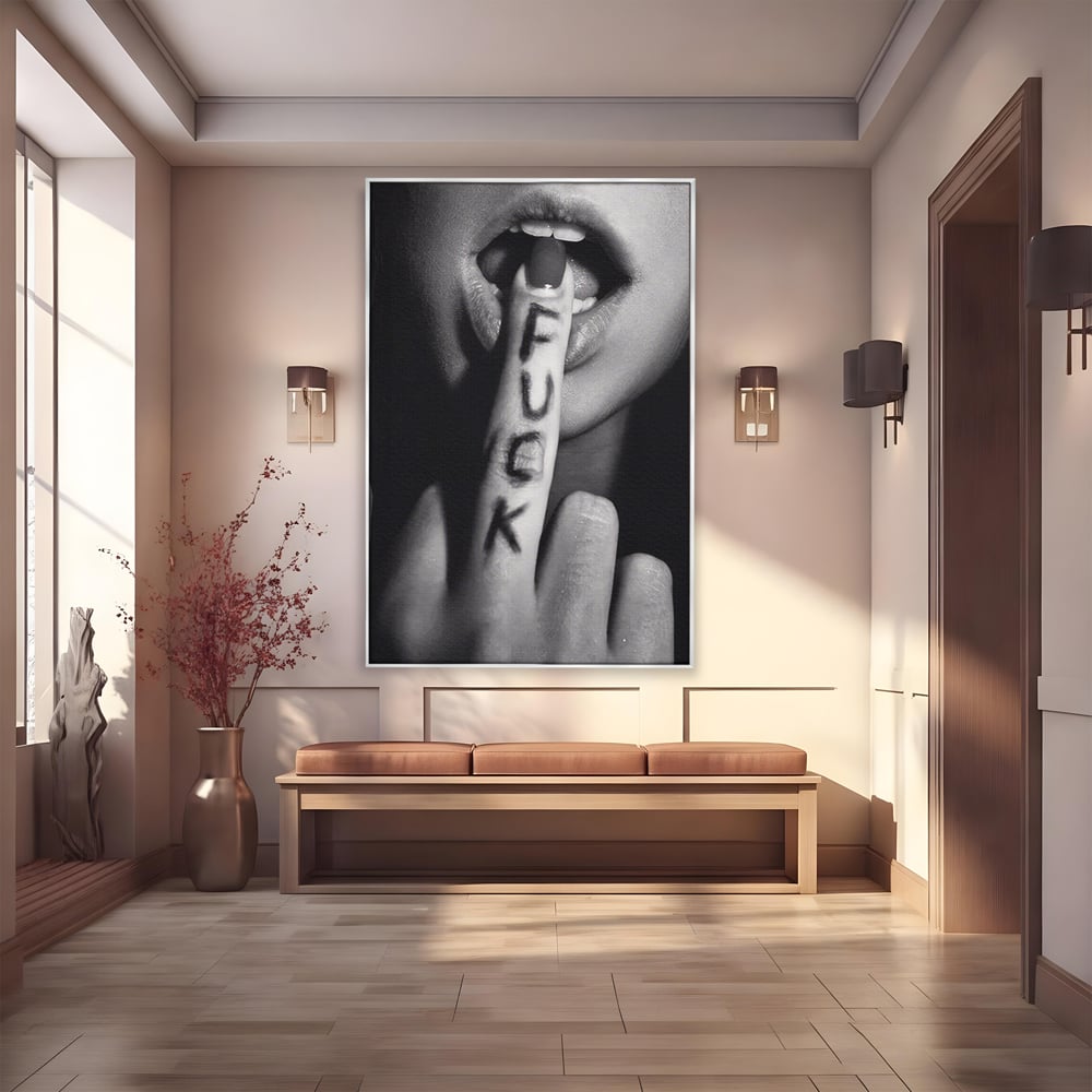 Tablou canvas cu tablou canvas cu buze si deget, in rama de aluminiu argintiu