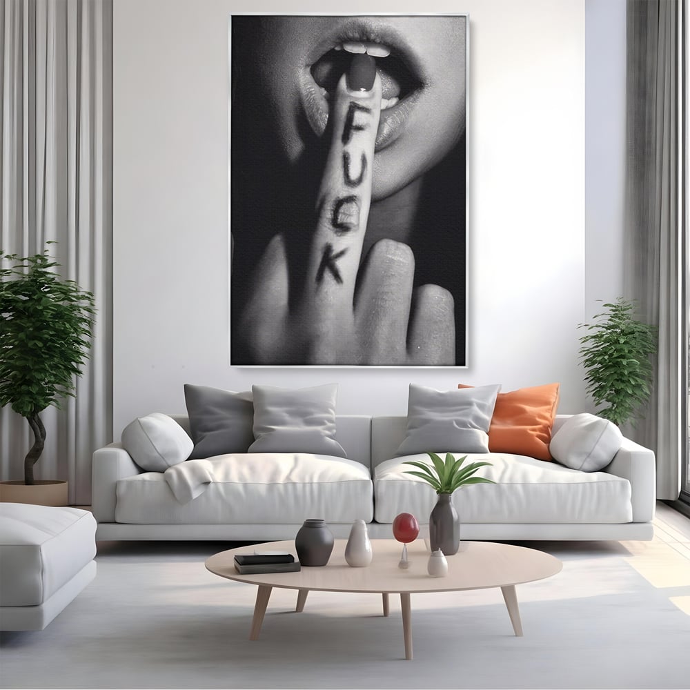 Tablou canvas cu tablou canvas cu buze si deget, in rama de aluminiu argintiu, pe perete intr-un living