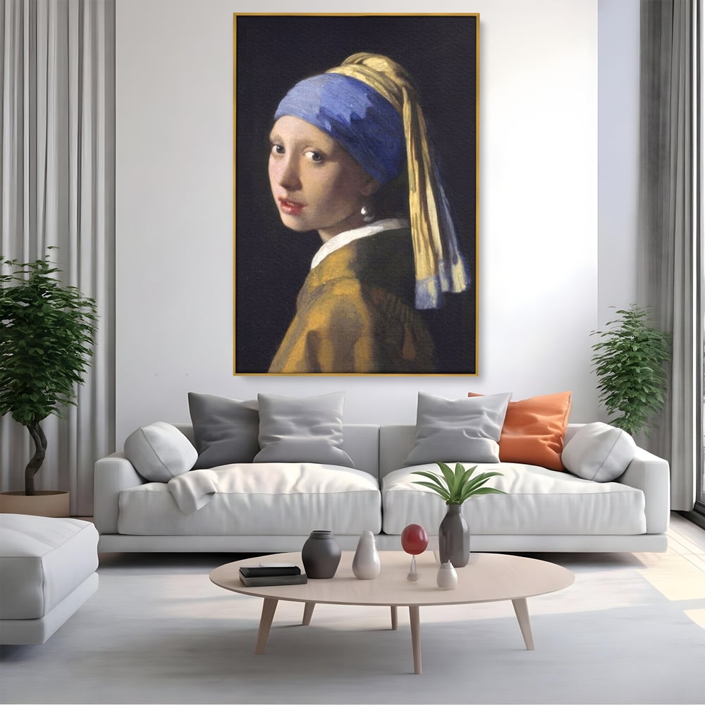 Tablou canvas cu reproducere pictura fata cu cercel de perla, in rama de aluminiu auriu, pe perete intr-un living