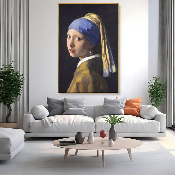 Tablou canvas cu reproducere pictura fata cu cercel de perla, in rama de aluminiu auriu, pe perete intr-un living