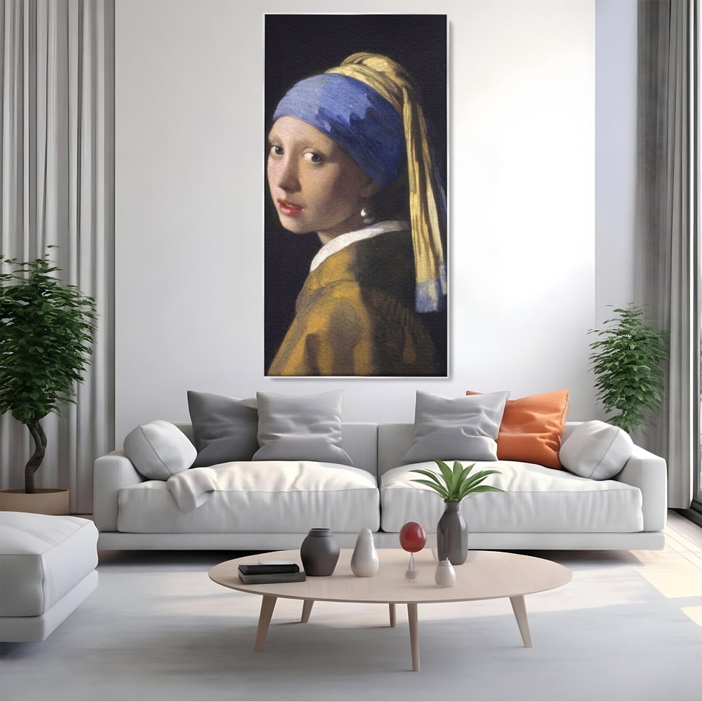 Tablou canvas cu reproducere pictura fata cu cercel de perla, in rama de aluminiu argintiu, pe perete intr-un living