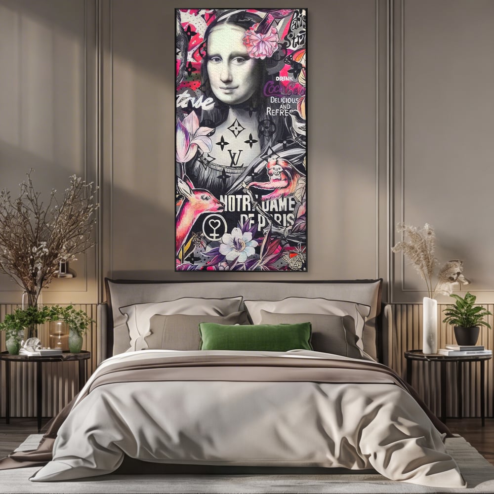 Tablou canvas cu tablou canvas cu mona lisa graffiti, in rama de aluminiu negru, pe perete intr-un dormitor