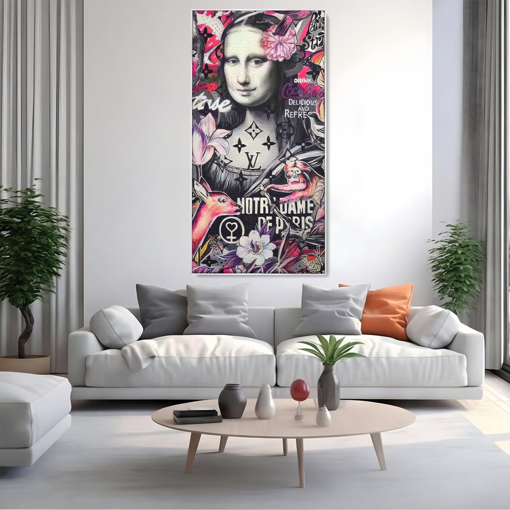 Tablou canvas cu tablou canvas cu mona lisa graffiti, in rama de aluminiu argintiu, pe perete intr-un living