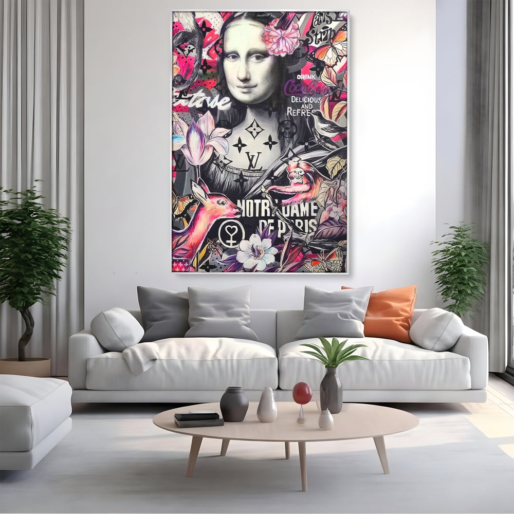 Tablou canvas cu tablou canvas cu mona lisa graffiti, in rama de aluminiu argintiu, pe perete intr-un living
