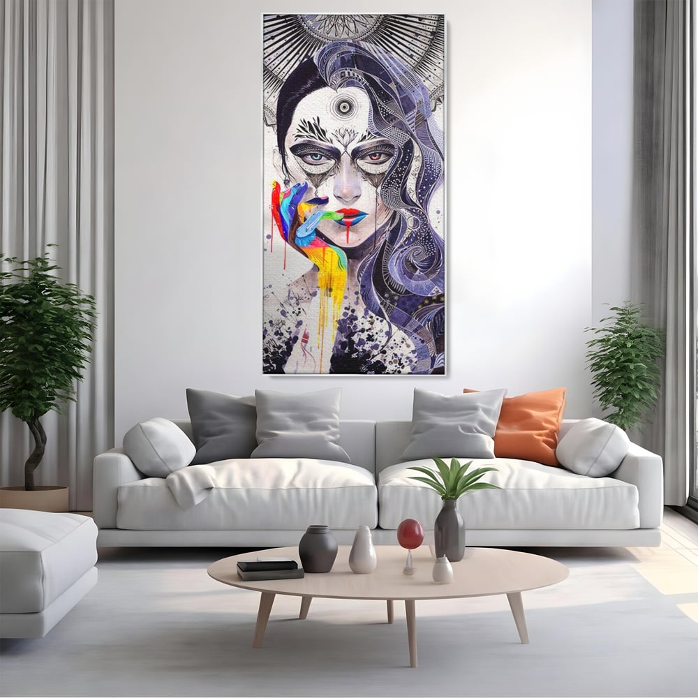 Tablou canvas cu tablou canvas cu portret abstract feminin, in rama de aluminiu argintiu, pe perete intr-un living