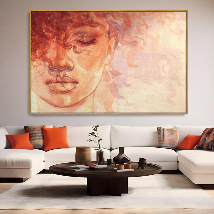 Tablou canvas cu tablou canvas cu chip de femeie, in rama de aluminiu auriu, pe perete intr-un living