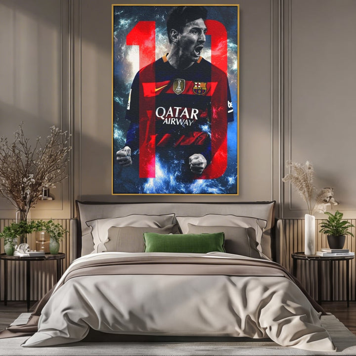Tablou canvas cu tablou canvas cu fotbalistul messi, in rama de aluminiu auriu, pe perete intr-un dormitor