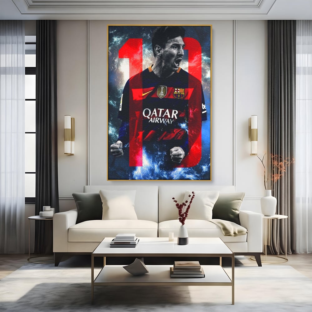 Tablou canvas cu tablou canvas cu fotbalistul messi, in rama de aluminiu auriu, pe perete intr-un living