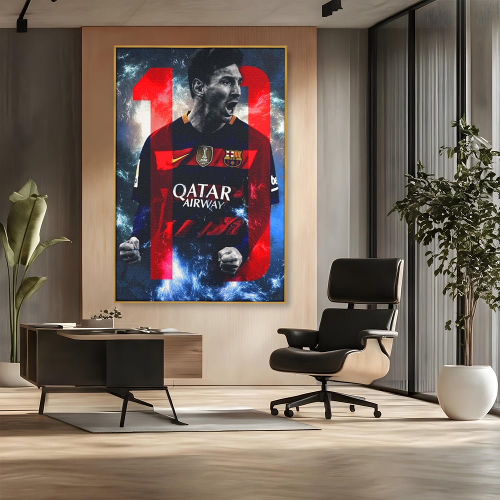 Tablou canvas cu tablou canvas cu fotbalistul messi, in rama de aluminiu auriu, pe perete intr-un birou