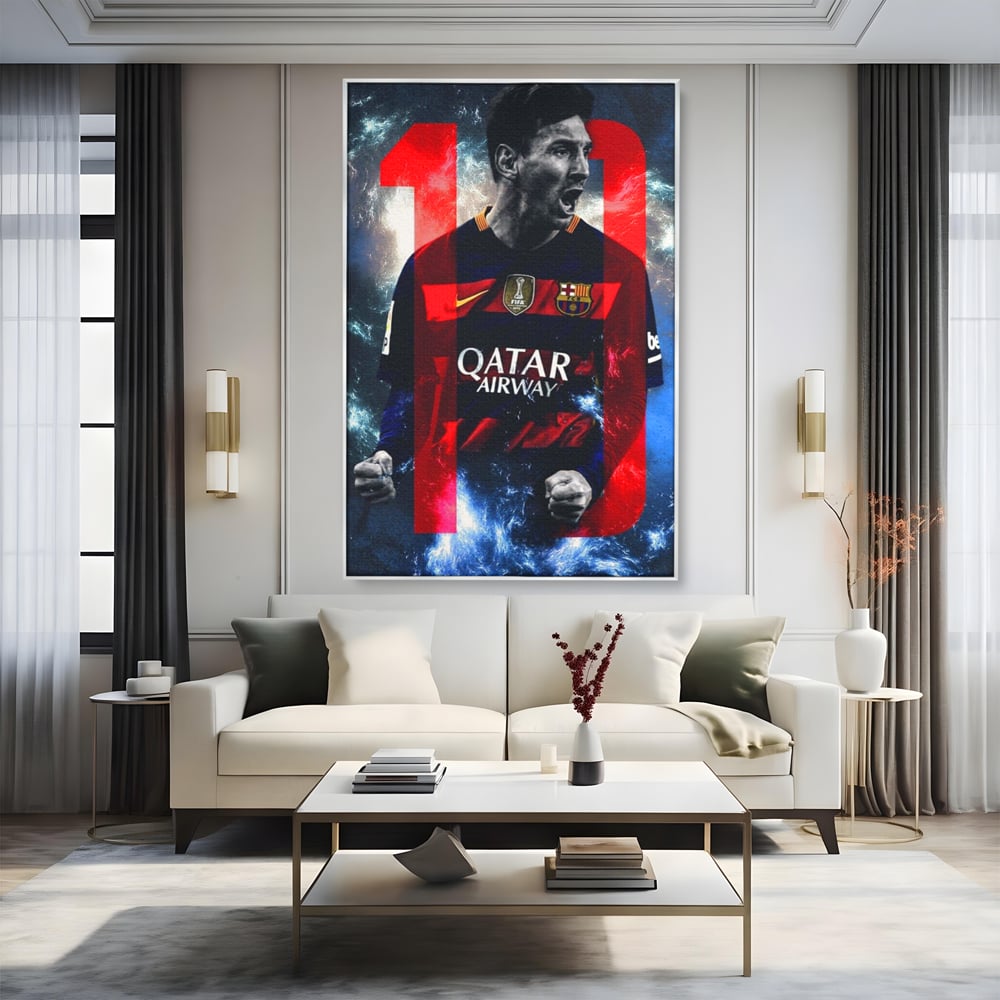 Tablou canvas cu tablou canvas cu fotbalistul messi, in rama de aluminiu argintiu, pe perete intr-un living