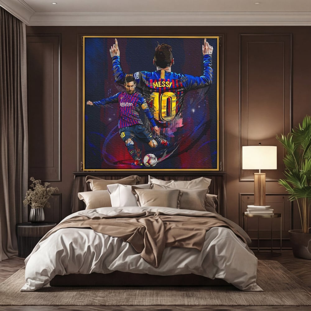 Tablou canvas cu tablou canvas cu fotbalistul lionel messi, in rama de aluminiu auriu, pe perete intr-un dormitor