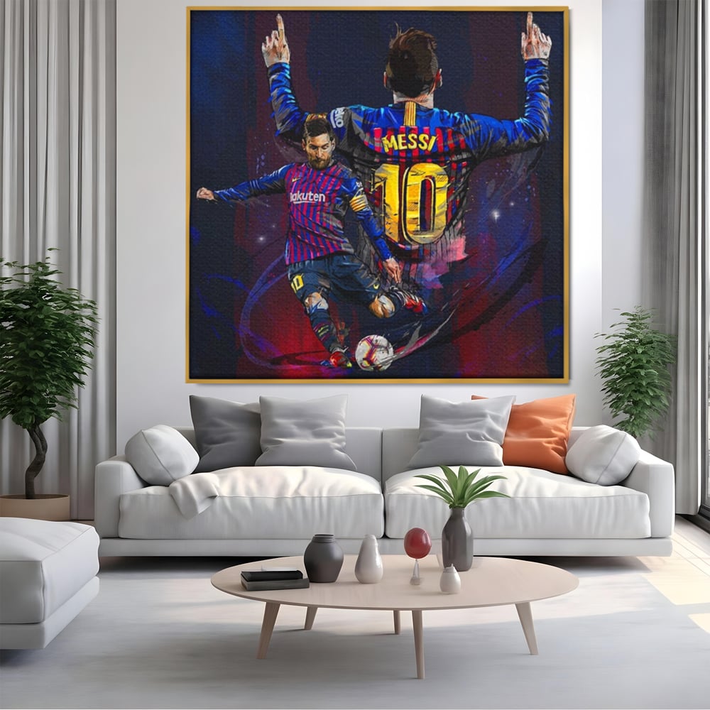 Tablou canvas cu tablou canvas cu fotbalistul lionel messi, in rama de aluminiu auriu, pe perete intr-un living