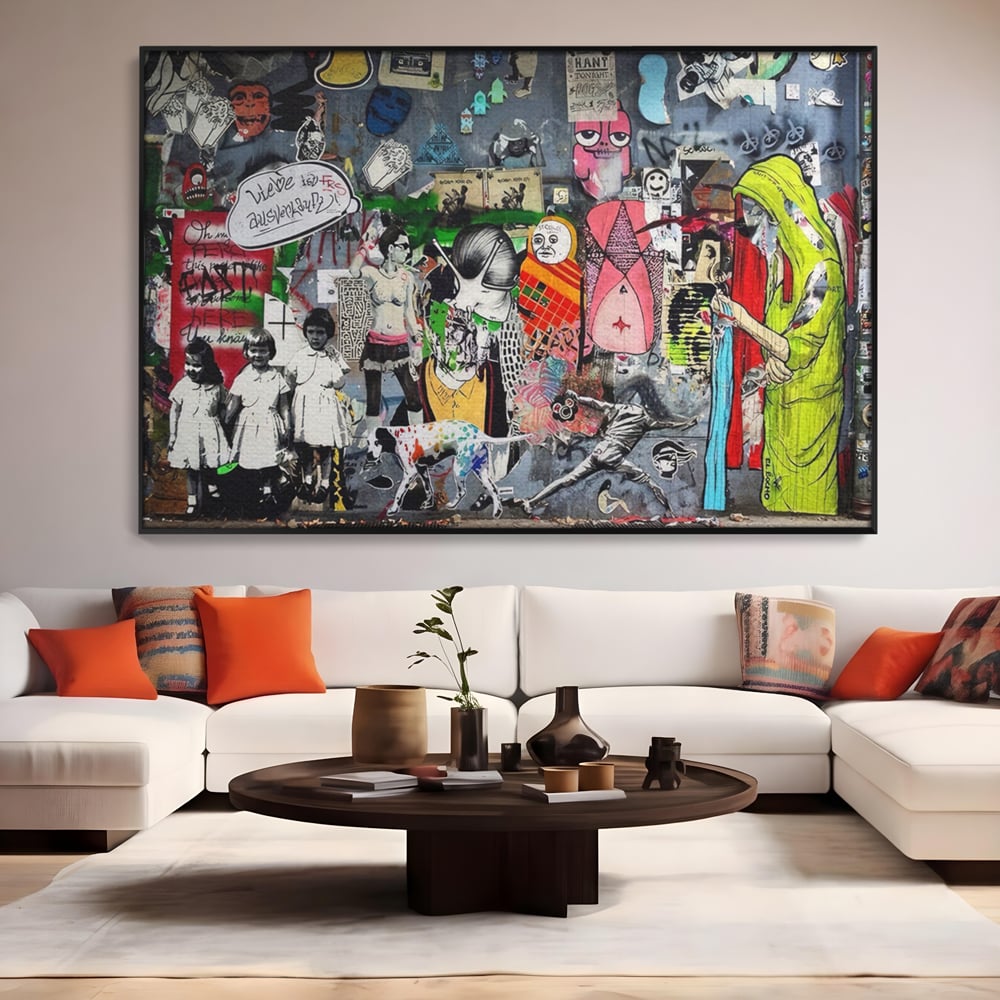 Tablou canvas cu tablou canvas cu graffiti urban si personaje, in rama de aluminiu negru, pe perete intr-un living