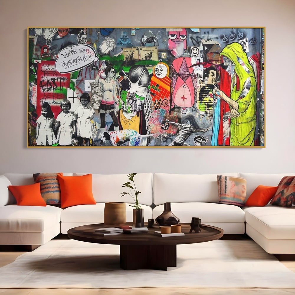 Tablou canvas cu tablou canvas cu graffiti urban si personaje, in rama de aluminiu auriu, pe perete intr-un living
